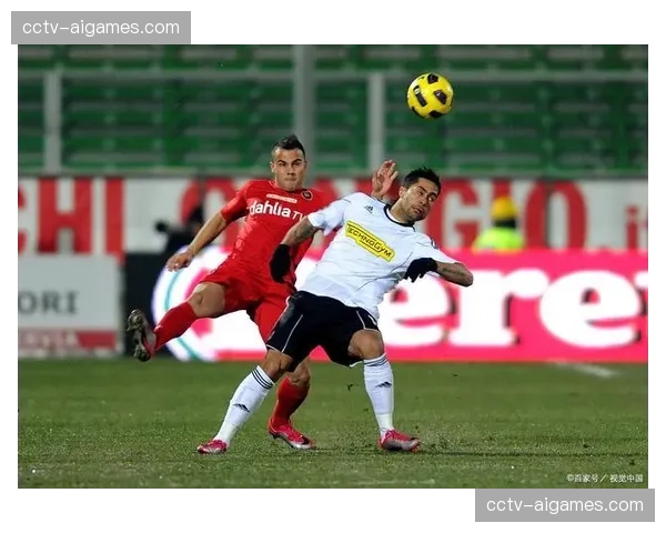 佛罗伦萨赛前封闭训练，重点演练面对高压逼抢时的快速出球线路