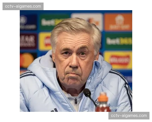 镜头聚焦:场边热身的皇马球员手持战术板,紧急接受安切洛蒂最新指示